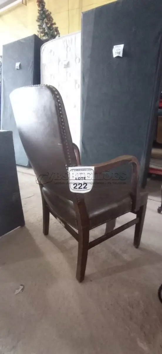 LOTE 222 - 01 CADEIRA ANTIGA DE ESCRITÓRIO. (NO ESTADO EM QUE SE ENCONTRA. SUJEITO A AVARIAS OCULTAS/VISÍVEIS.)