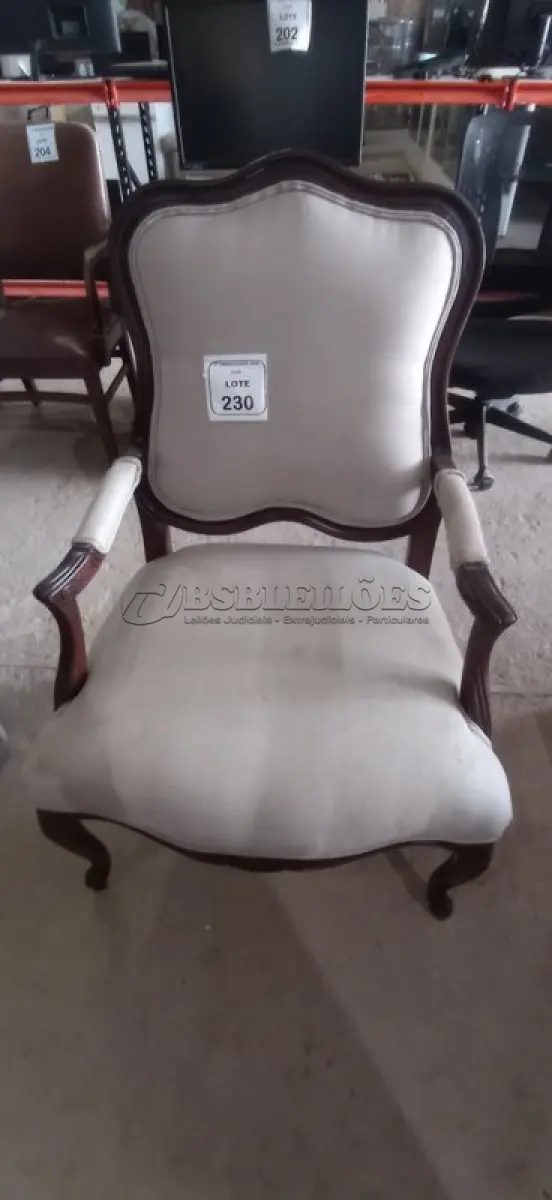 LOTE 230 - 01 CADEIRA ESTOFADA EM MADEIRA (OCCASIONAL CHAIR). (NO ESTADO EM QUE SE ENCONTRA. SUJEITO A AVARIAS OCULTAS/VISÍVEIS.) BF8632R