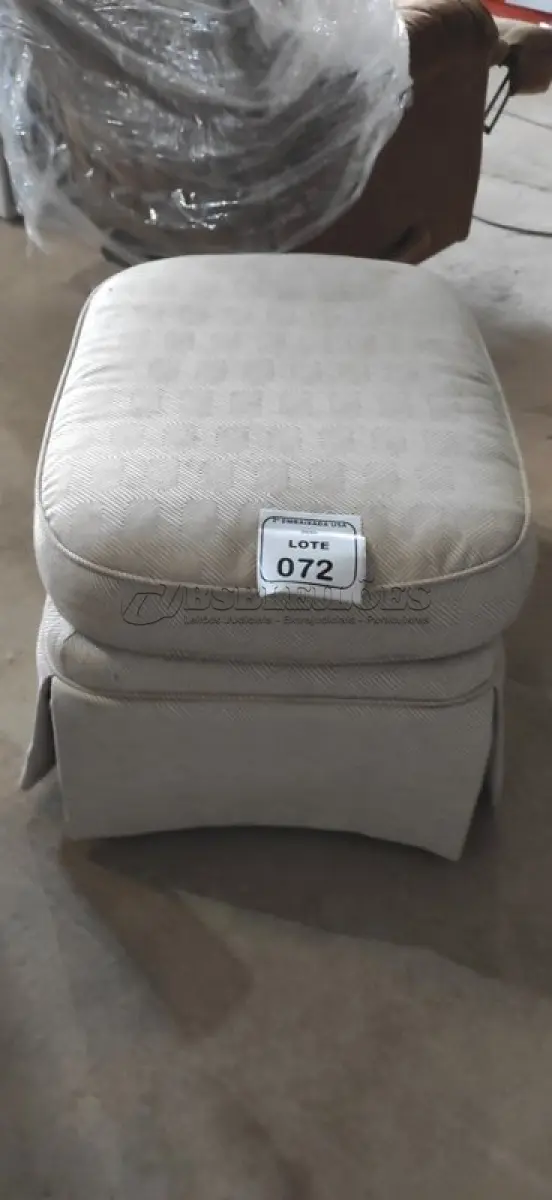 LOTE 072 - 01 PUFF/OTTOMAN. (NO ESTADO EM QUE SE ENCONTRA. SUJEITO A AVARIAS OCULTAS/VISÍVEIS) AU2062U