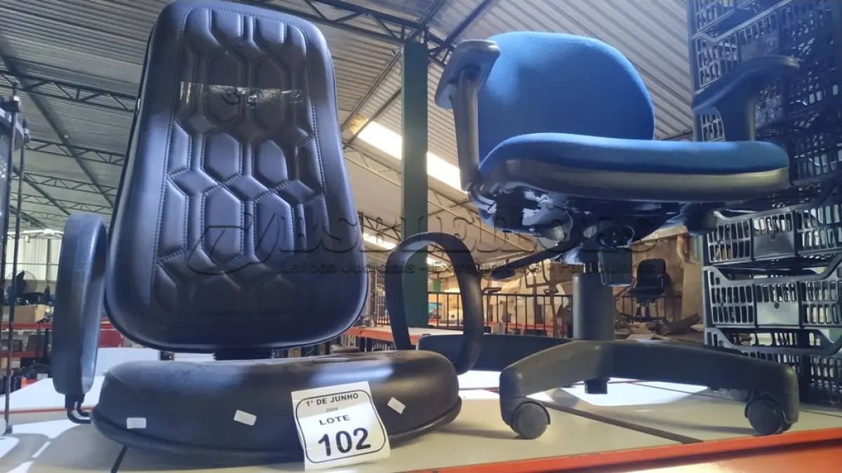 LOTE 102 - 01 CADEIRA GIRATÓRIA E 01 ASSENTO DE CADEIRA SEM BASE. (NO ESTADO) ATENÇÃO! FAZER A VISITAÇÃO ANTES DE ARREMATAR, NÃO SABEMOS SE FUNCIONA, LEILÃO NÃO TEM GARANTIA E NEM DEVOLUÇÃO, SUJEITO A POSSÍVEIS AVARIAS VISÍVEIS/OCULTAS E/OU AUSÊNCIA DE COMPONENTES.
