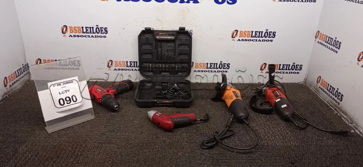 LOTE 090 - 01 PARAFUSADEIRA A BATERIA 12V COM BITS E MALETA MARCA MONDIAL, 01 PARAFUSADEIRA 4,8V MARCA MONDIAL E 02 ESMERILHADEIRAS MARCA MONDIAL. (NO ESTADO) ATENÇÃO! FAZER A VISITAÇÃO ANTES DE ARREMATAR, NÃO SABEMOS SE FUNCIONA, LEILÃO NÃO TEM GARANTIA E NEM DEVOLUÇÃO, SUJEITO A POSSÍVEIS AVARIAS VISÍVEIS/OCULTAS E/OU AUSÊNCIA DE COMPONENTES.