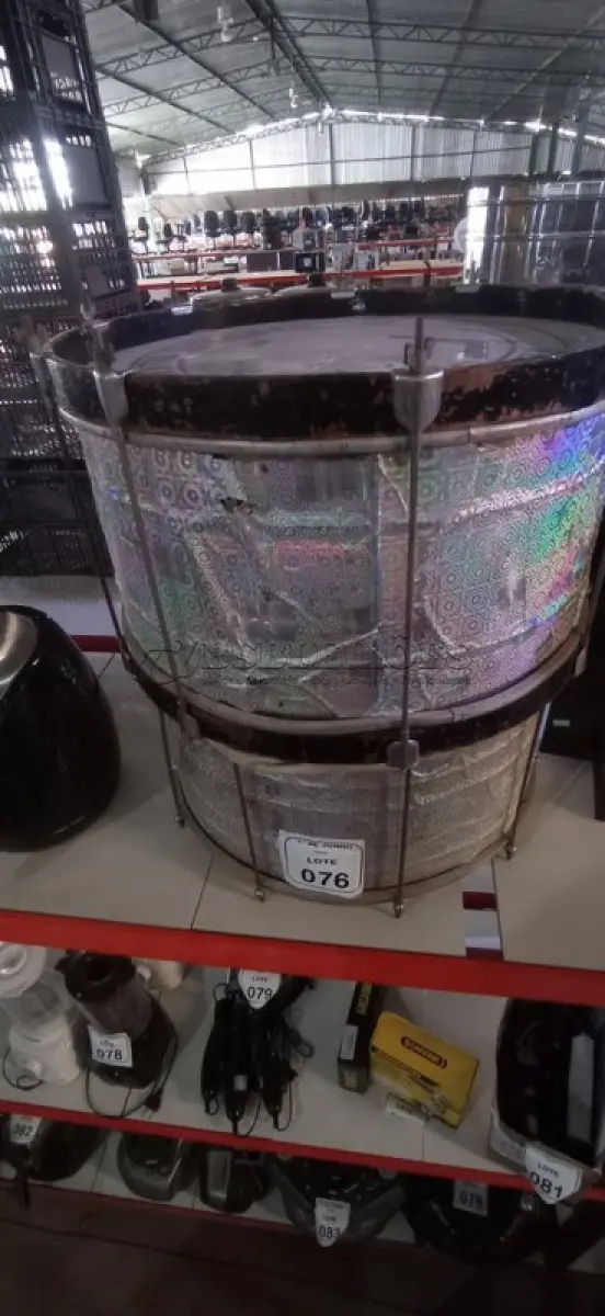 LOTE 076 - 02 SURDOS DE PERCUSSÃO. (NO ESTADO) ATENÇÃO! FAZER A VISITAÇÃO ANTES DE ARREMATAR, NÃO SABEMOS SE FUNCIONA, LEILÃO NÃO TEM GARANTIA E NEM DEVOLUÇÃO, SUJEITO A POSSÍVEIS AVARIAS VISÍVEIS/OCULTAS E/OU AUSÊNCIA DE COMPONENTES.