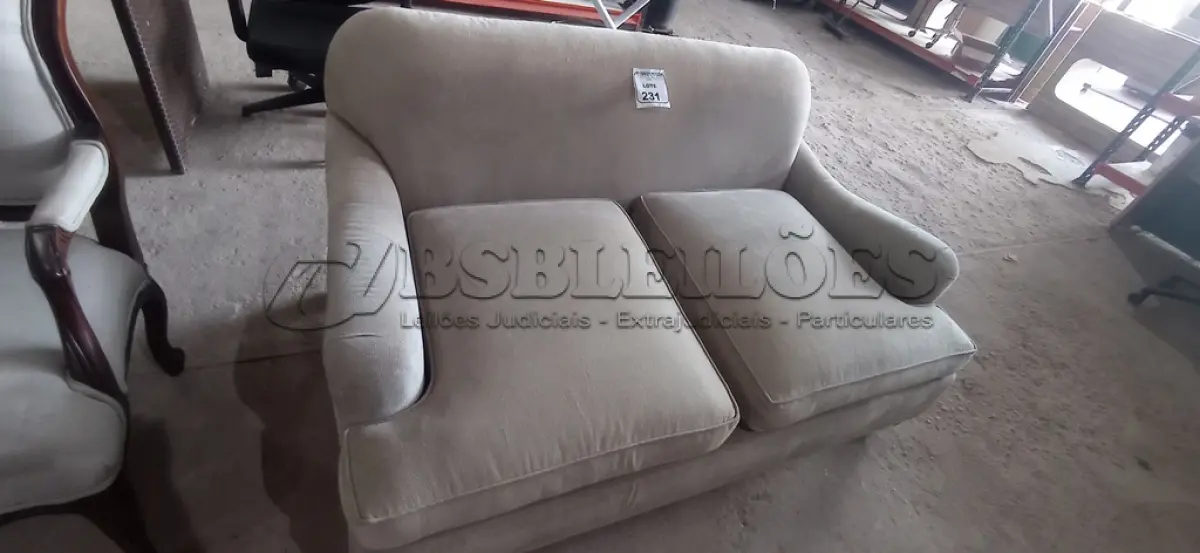 LOTE 231 - 01 SOFÁ 02 LUGARES. (NO ESTADO EM QUE SE ENCONTRA. SUJEITO A AVARIAS OCULTAS/VISÍVEIS.) AU2091G