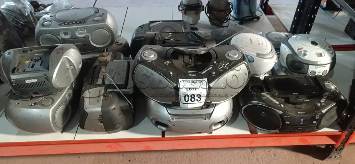 LOTE 083 - 17 APARELHOS DE SOM PORTÁTEIS DE MARCAS E MODELOS DIVERSOS. (NO ESTADO) ATENÇÃO! FAZER A VISITAÇÃO ANTES DE ARREMATAR, NÃO SABEMOS SE FUNCIONA, LEILÃO NÃO TEM GARANTIA E NEM DEVOLUÇÃO, SUJEITO A POSSÍVEIS AVARIAS VISÍVEIS/OCULTAS E/OU AUSÊNCIA DE COMPONENTES.