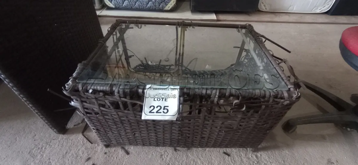 LOTE 225 - 01 MESA DE JARDIM AV1590V (NO ESTADO EM QUE SE ENCONTRA. SUJEITO A AVARIAS OCULTAS/VISÍVEIS.)