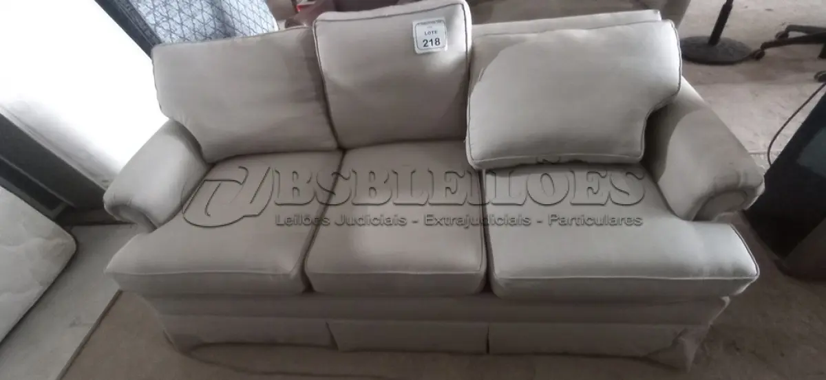 LOTE 218 - 01 SOFA 03 LUGARES. (NO ESTADO EM QUE SE ENCONTRA. SUJEITO A AVARIAS OCULTAS/VISÍVEIS.) BF8594N