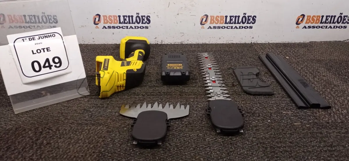 LOTE 049 - 01 CORTADOR DE CERCA VIVA A BATERIA 21V MARCA BOMVINK. (NO ESTADO) ATENÇÃO! FAZER A VISITAÇÃO ANTES DE ARREMATAR, NÃO SABEMOS SE FUNCIONA, LEILÃO NÃO TEM GARANTIA E NEM DEVOLUÇÃO, SUJEITO A POSSÍVEIS AVARIAS VISÍVEIS/OCULTAS E/OU AUSÊNCIA DE COMPONENTES.