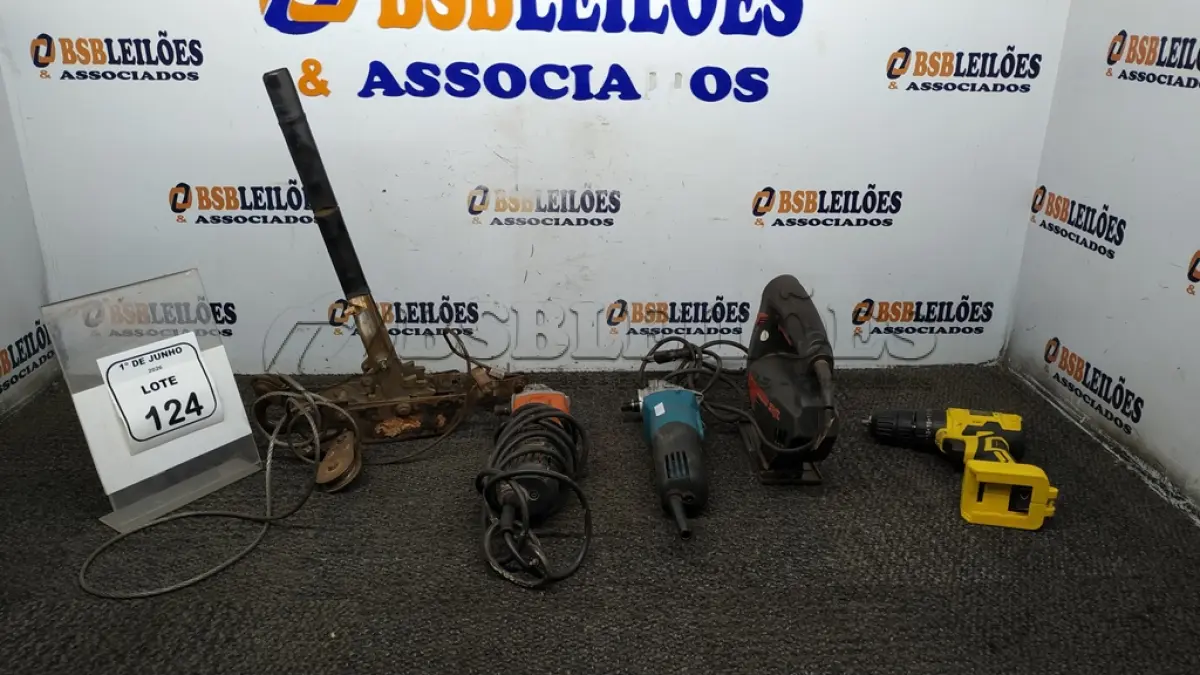 LOTE 124 - 01 GUINCHO MANUAL DE CATRACA COM CABO DE AÇO, 01 FURADEIRA SEM BATERIA MARCA TITANIUM, 01 SERRA TICO TICO INCOMPLETA E 02 ESMERILHADEIRAS INCOMPLETAS. (NO ESTADO) ATENÇÃO! FAZER A VISITAÇÃO ANTES DE ARREMATAR, NÃO SABEMOS SE FUNCIONA, LEILÃO NÃO TEM GARANTIA E NEM DEVOLUÇÃO, SUJEITO A POSSÍVEIS AVARIAS VISÍVEIS/OCULTAS E/OU AUSÊNCIA DE COMPONENTES.