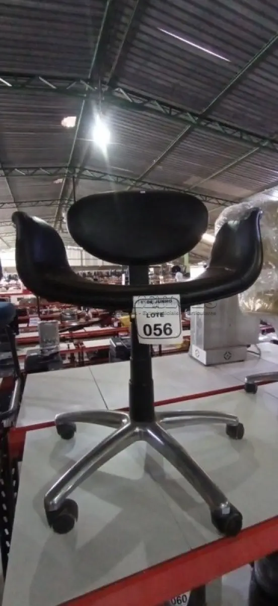 LOTE 056 - 01 CADEIRA DE ESCRITÓRIO GIRATÓRIA NA COR PRETA. (NO ESTADO) ATENÇÃO! FAZER A VISITAÇÃO ANTES DE ARREMATAR, NÃO SABEMOS SE FUNCIONA, LEILÃO NÃO TEM GARANTIA E NEM DEVOLUÇÃO, SUJEITO A POSSÍVEIS AVARIAS VISÍVEIS/OCULTAS E/OU AUSÊNCIA DE COMPONENTES.