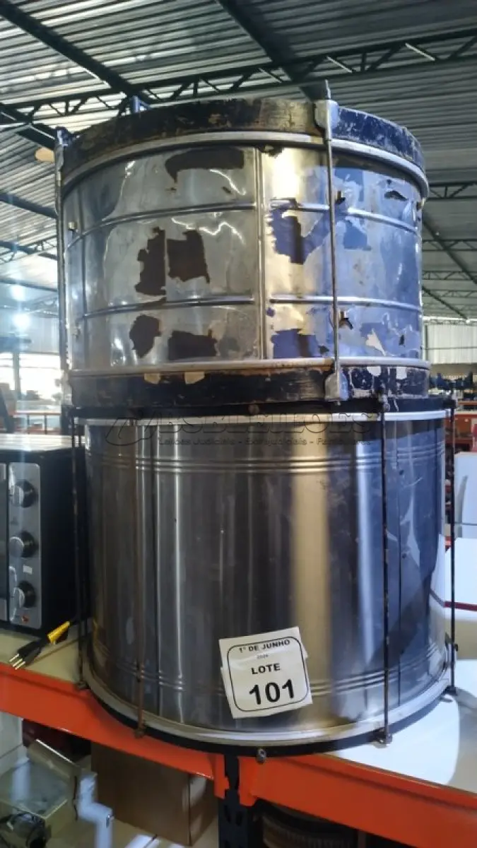 LOTE 101 - 01 SURDO GRAVE E UM SURDO MÉDIO DE PERCUSSÃO. (NO ESTADO) ATENÇÃO! FAZER A VISITAÇÃO ANTES DE ARREMATAR, NÃO SABEMOS SE FUNCIONA, LEILÃO NÃO TEM GARANTIA E NEM DEVOLUÇÃO, SUJEITO A POSSÍVEIS AVARIAS VISÍVEIS/OCULTAS E/OU AUSÊNCIA DE COMPONENTES.