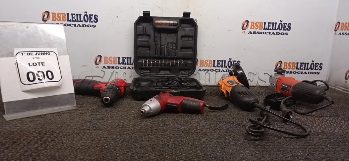 LOTE 090 - 01 PARAFUSADEIRA A BATERIA 12V COM BITS E MALETA MARCA MONDIAL, 01 PARAFUSADEIRA 4,8V MARCA MONDIAL E 02 ESMERILHADEIRAS MARCA MONDIAL. (NO ESTADO) ATENÇÃO! FAZER A VISITAÇÃO ANTES DE ARREMATAR, NÃO SABEMOS SE FUNCIONA, LEILÃO NÃO TEM GARANTIA E NEM DEVOLUÇÃO, SUJEITO A POSSÍVEIS AVARIAS VISÍVEIS/OCULTAS E/OU AUSÊNCIA DE COMPONENTES.