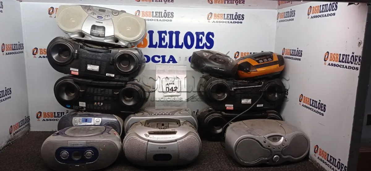 LOTE 042 - 12 APARELHOS DE SOM PORTÁTEIS DE MARCAS E MODELOS DIVERSOS. (NO ESTADO) ATENÇÃO! FAZER A VISITAÇÃO ANTES DE ARREMATAR, NÃO SABEMOS SE FUNCIONA, LEILÃO NÃO TEM GARANTIA E NEM DEVOLUÇÃO, SUJEITO A POSSÍVEIS AVARIAS VISÍVEIS/OCULTAS E/OU AUSÊNCIA DE COMPONENTES.