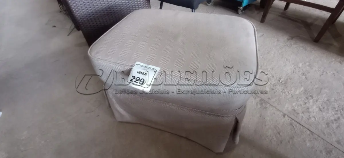 LOTE 229 - 01 PUFF/OTTOMAN. (NO ESTADO EM QUE SE ENCONTRA. SUJEITO A AVARIAS OCULTAS/VISÍVEIS.) AU1950N