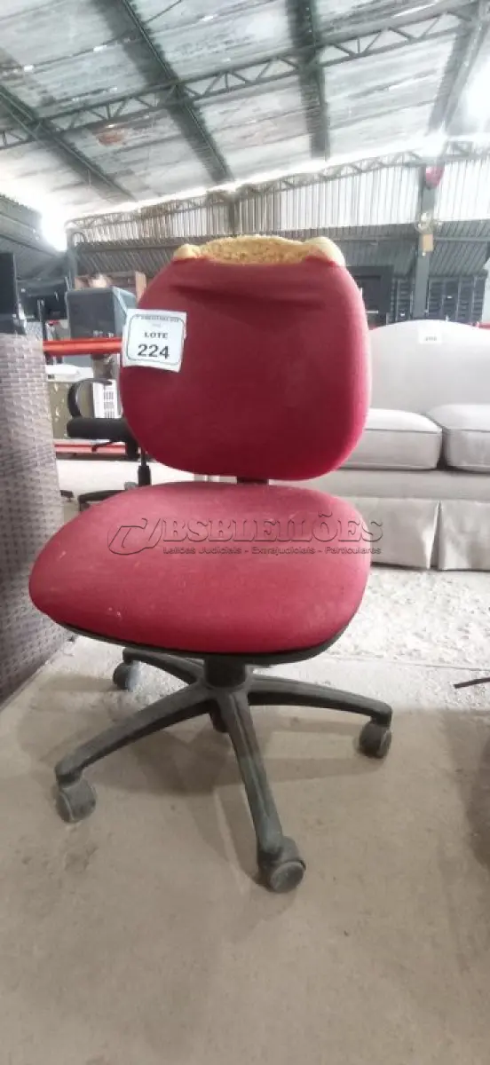 LOTE 224 - 01 CADEIRA DE ESCRITÓRIO NA COR VERMELHA. (NO ESTADO EM QUE SE ENCONTRA. SUJEITO A AVARIAS OCULTAS/VISÍVEIS.)