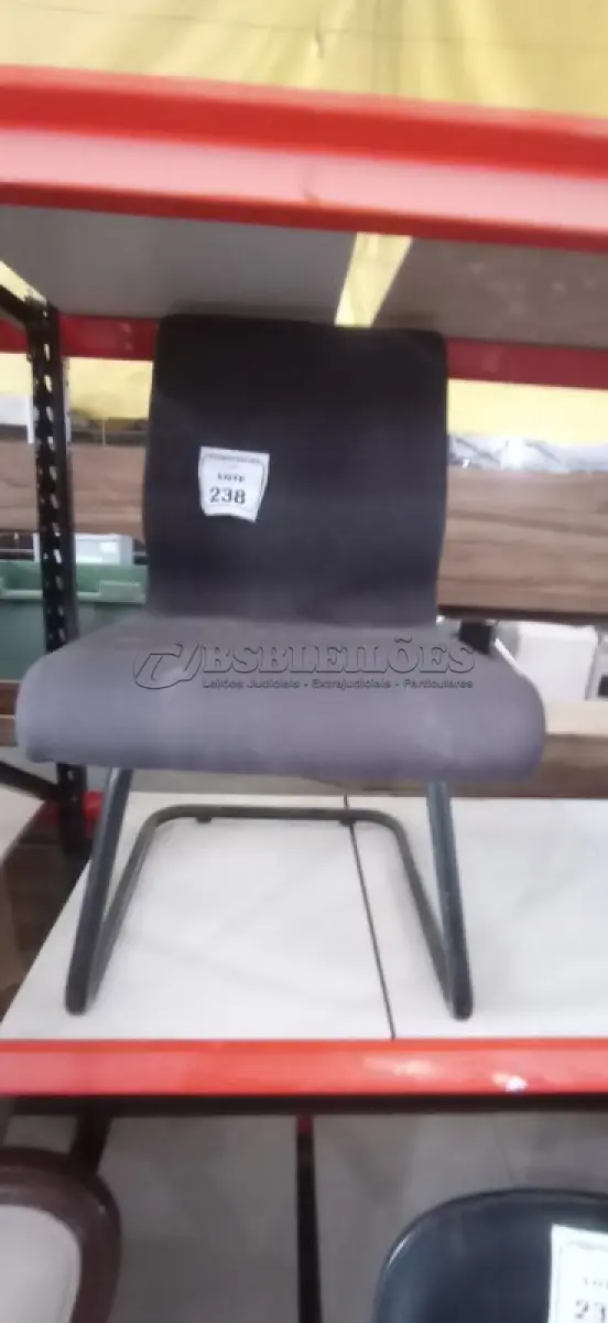 LOTE 239 - 01 CADEIRA DE ESCRITÓRIO PRETA COM RODIZIOS. (NO ESTADO EM QUE SE ENCONTRA. SUJEITO A AVARIAS OCULTAS/VISÍVEIS.)