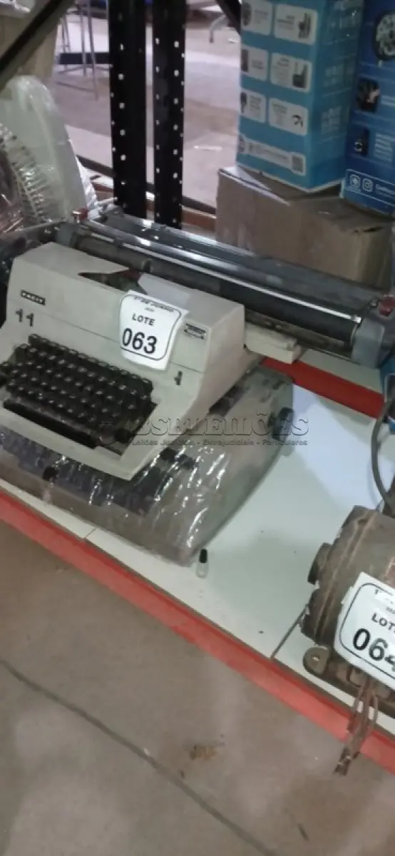 LOTE 063 - 01 MÁQUINA DE ESCREVER MARCA FACIT E 01 MÁQUINA DE ESCREVER MARCA IBM. (NO ESTADO) ATENÇÃO! FAZER A VISITAÇÃO ANTES DE ARREMATAR, NÃO SABEMOS SE FUNCIONA, LEILÃO NÃO TEM GARANTIA E NEM DEVOLUÇÃO, SUJEITO A POSSÍVEIS AVARIAS VISÍVEIS/OCULTAS E/OU AUSÊNCIA DE COMPONENTES.