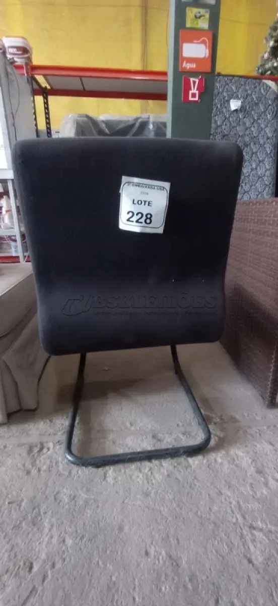 LOTE 228 - 01 CADEIRA DE ESCRITÓRIO NA COR PRETA. (NO ESTADO EM QUE SE ENCONTRA. SUJEITO A AVARIAS OCULTAS/VISÍVEIS.)