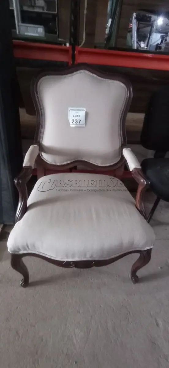 LOTE 237 - 01 CADEIRA ESTOFADA EM MADEIRA (OCCASIONAL CHAIR). (NO ESTADO EM QUE SE ENCONTRA. SUJEITO A AVARIAS OCULTAS/VISÍVEIS.) BF8516P