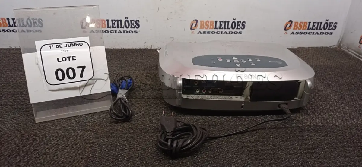 LOTE 007 - 01 PROJETOR COM CABOS DE FORÇA E VGA MARCA EPSON. (NO ESTADO) ATENÇÃO! FAZER A VISITAÇÃO ANTES DE ARREMATAR, NÃO SABEMOS SE FUNCIONA, LEILÃO NÃO TEM GARANTIA E NEM DEVOLUÇÃO, SUJEITO A POSSÍVEIS AVARIAS VISÍVEIS/OCULTAS E/OU AUSÊNCIA DE COMPONENTES.