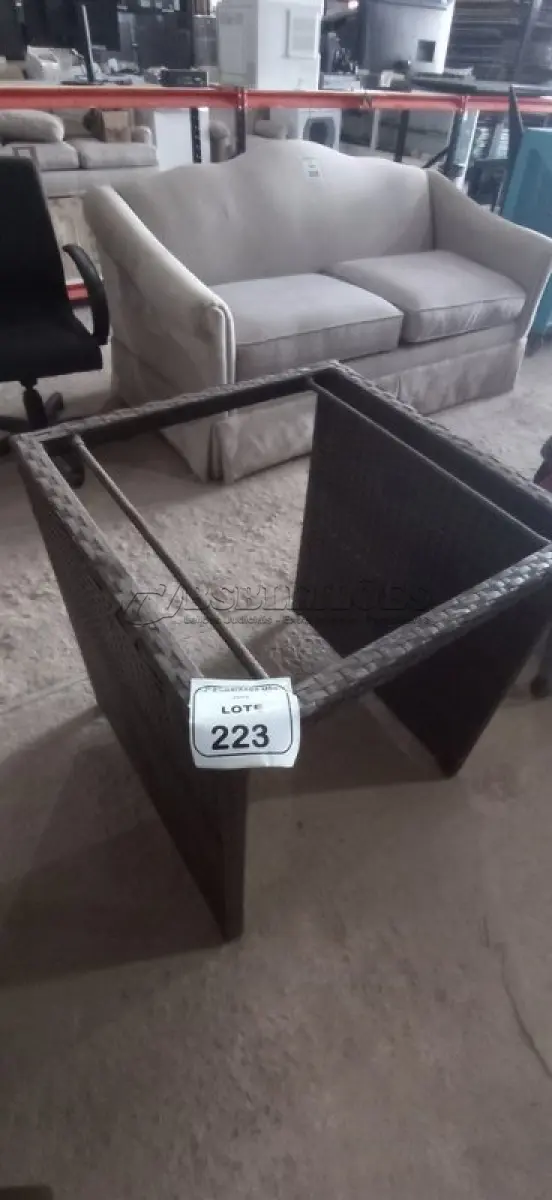 LOTE 223 - 01 MESA DE JARDIM. (NO ESTADO EM QUE SE ENCONTRA. SUJEITO A AVARIAS OCULTAS/VISÍVEIS.) BH1642F