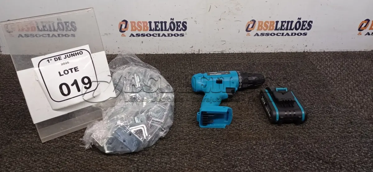 LOTE 019 - 01 FURADEIRA E PARAFUSADEIRA A BATERIA 20V MARCA TSSAPER E 01 SACO COM CANTONEIRAS PARA MÓVEIS. (NO ESTADO) ATENÇÃO! FAZER A VISITAÇÃO ANTES DE ARREMATAR, NÃO SABEMOS SE FUNCIONA, LEILÃO NÃO TEM GARANTIA E NEM DEVOLUÇÃO, SUJEITO A POSSÍVEIS AVARIAS VISÍVEIS/OCULTAS E/OU AUSÊNCIA DE COMPONENTES.