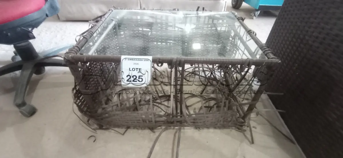 LOTE 225 - 01 MESA DE JARDIM AV1590V (NO ESTADO EM QUE SE ENCONTRA. SUJEITO A AVARIAS OCULTAS/VISÍVEIS.)