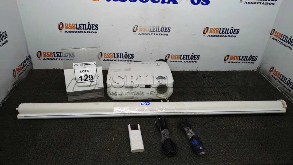 LOTE 129 - 01 PROJETOR COM CABOS CONTROLE MARCA NEC E 01 TELA DE PROJEÇÃO. (NO ESTADO) ATENÇÃO! FAZER A VISITAÇÃO ANTES DE ARREMATAR, NÃO SABEMOS SE FUNCIONA, LEILÃO NÃO TEM GARANTIA E NEM DEVOLUÇÃO, SUJEITO A POSSÍVEIS AVARIAS VISÍVEIS/OCULTAS E/OU AUSÊNCIA DE COMPONENTES.