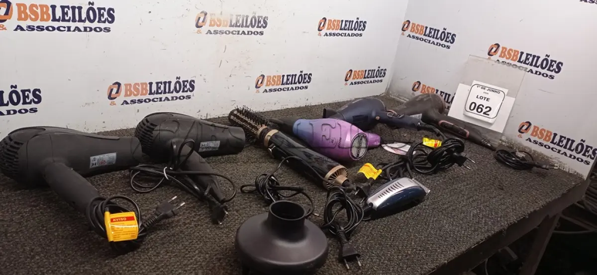 LOTE 062 - 01 ESCOVA DE CABELO ELÉTRICA, 01 MÁQUINA DE CORTAR CABELO E 05 SECADORES DE MODELOS DIVERSOS MARCA MONDIAL. (NO ESTADO) ATENÇÃO! FAZER A VISITAÇÃO ANTES DE ARREMATAR, NÃO SABEMOS SE FUNCIONA, LEILÃO NÃO TEM GARANTIA E NEM DEVOLUÇÃO, SUJEITO A POSSÍVEIS AVARIAS VISÍVEIS/OCULTAS E/OU AUSÊNCIA DE COMPONENTES.