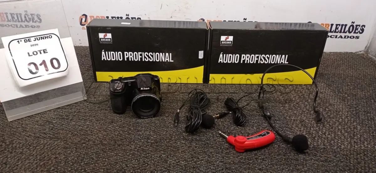 LOTE 010 - 02 MICROFONES AURICULAR COM MICROFONE DE LAPELA MODELO LA500 MARCA ARCANO E 01 MÁQUINA FOTOGRÁFICA INCOMPLETA MARCA NIKON. (NO ESTADO) ATENÇÃO! FAZER A VISITAÇÃO ANTES DE ARREMATAR, NÃO SABEMOS SE FUNCIONA, LEILÃO NÃO TEM GARANTIA E NEM DEVOLUÇÃO, SUJEITO A POSSÍVEIS AVARIAS VISÍVEIS/OCULTAS E/OU AUSÊNCIA DE COMPONENTES.