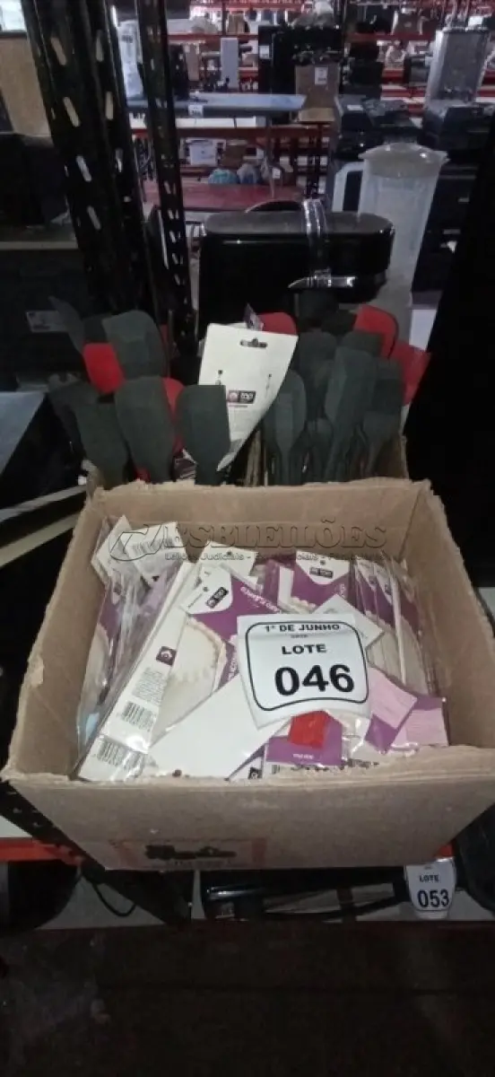 LOTE 046 - 01 LOTE COM GRANDE QUANTIDADE DE PINCÉIS E ESPÁTULAS DE SILICONE. (NO ESTADO) ATENÇÃO! FAZER A VISITAÇÃO ANTES DE ARREMATAR, NÃO SABEMOS SE FUNCIONA, LEILÃO NÃO TEM GARANTIA E NEM DEVOLUÇÃO, SUJEITO A POSSÍVEIS AVARIAS VISÍVEIS/OCULTAS E/OU AUSÊNCIA DE COMPONENTES.