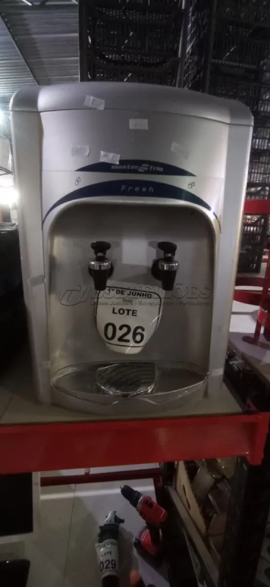 LOTE 026 - 01 BEBEDOURO REFRIGERADO PARA GARRAFÃO MARCA MASTER FRIO. (NO ESTADO) ATENÇÃO! FAZER A VISITAÇÃO ANTES DE ARREMATAR, NÃO SABEMOS SE FUNCIONA, LEILÃO NÃO TEM GARANTIA E NEM DEVOLUÇÃO, SUJEITO A POSSÍVEIS AVARIAS VISÍVEIS/OCULTAS E/OU AUSÊNCIA DE COMPONENTES.