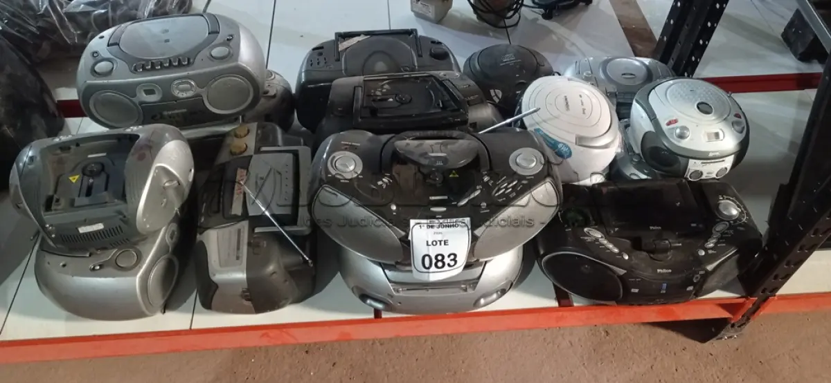 LOTE 083 - 17 APARELHOS DE SOM PORTÁTEIS DE MARCAS E MODELOS DIVERSOS. (NO ESTADO) ATENÇÃO! FAZER A VISITAÇÃO ANTES DE ARREMATAR, NÃO SABEMOS SE FUNCIONA, LEILÃO NÃO TEM GARANTIA E NEM DEVOLUÇÃO, SUJEITO A POSSÍVEIS AVARIAS VISÍVEIS/OCULTAS E/OU AUSÊNCIA DE COMPONENTES.