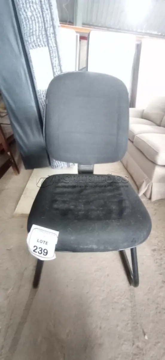LOTE 238 - 01 CADEIRA DE ESCRITÓRIO PRETA COM RODIZIOS. (NO ESTADO EM QUE SE ENCONTRA. SUJEITO A AVARIAS OCULTAS/VISÍVEIS.)