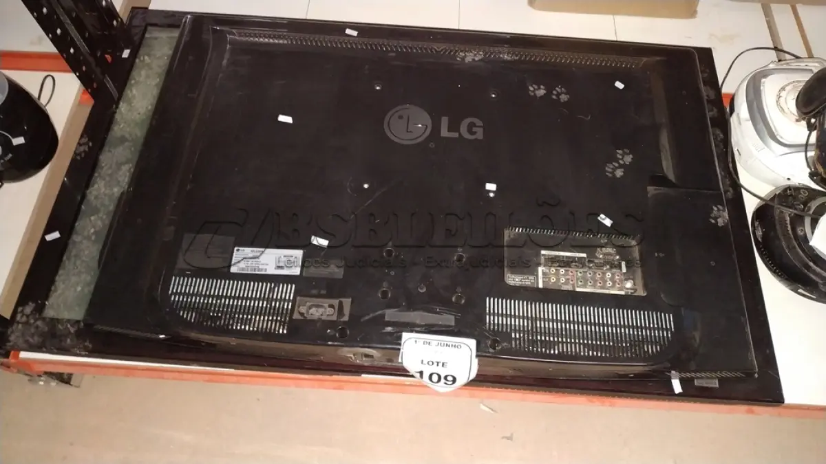 LOTE 109 - 01 TV LCD 42” LG 30R E 01 TV 50’’ MARCA SAMSUNG. (NO ESTADO) ATENÇÃO! FAZER A VISITAÇÃO ANTES DE ARREMATAR, NÃO SABEMOS SE FUNCIONA, LEILÃO NÃO TEM GARANTIA E NEM DEVOLUÇÃO, SUJEITO A POSSÍVEIS AVARIAS VISÍVEIS/OCULTAS E/OU AUSÊNCIA DE COMPONENTES.