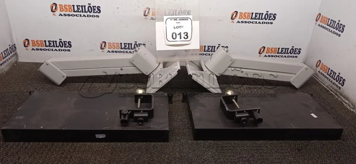 LOTE 013 - 02 BRAÇOS ARTICULÁVEIS PARA MESA COM SUPORTE PARA TELAS, 02 RÉGUAS PARA RACK DE SERVIDORES MARCA LENOVO E 02 GRAMPOS FIXADORES. (NO ESTADO) ATENÇÃO! FAZER A VISITAÇÃO ANTES DE ARREMATAR, NÃO SABEMOS SE FUNCIONA, LEILÃO NÃO TEM GARANTIA E NEM DEVOLUÇÃO, SUJEITO A POSSÍVEIS AVARIAS VISÍVEIS/OCULTAS E/OU AUSÊNCIA DE COMPONENTES.