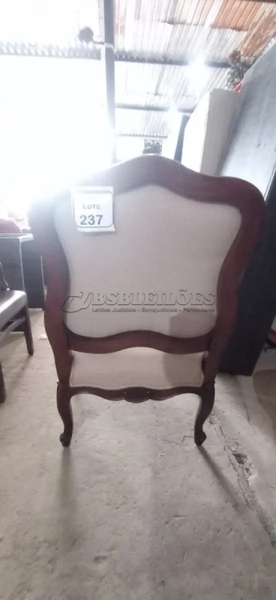 LOTE 237 - 01 CADEIRA ESTOFADA EM MADEIRA (OCCASIONAL CHAIR). (NO ESTADO EM QUE SE ENCONTRA. SUJEITO A AVARIAS OCULTAS/VISÍVEIS.) BF8516P