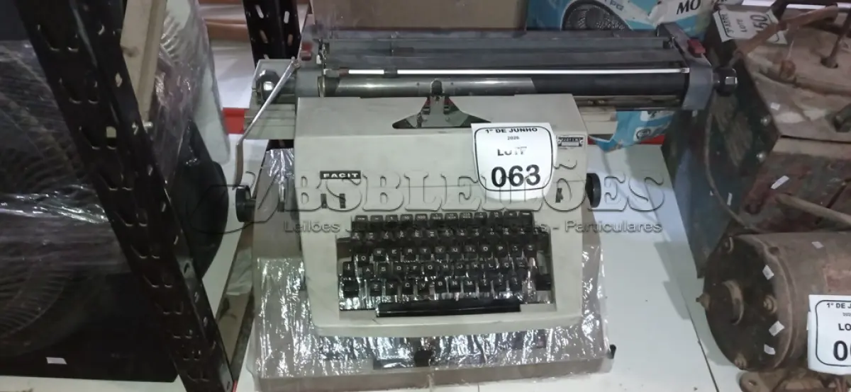 LOTE 063 - 01 MÁQUINA DE ESCREVER MARCA FACIT E 01 MÁQUINA DE ESCREVER MARCA IBM. (NO ESTADO) ATENÇÃO! FAZER A VISITAÇÃO ANTES DE ARREMATAR, NÃO SABEMOS SE FUNCIONA, LEILÃO NÃO TEM GARANTIA E NEM DEVOLUÇÃO, SUJEITO A POSSÍVEIS AVARIAS VISÍVEIS/OCULTAS E/OU AUSÊNCIA DE COMPONENTES.