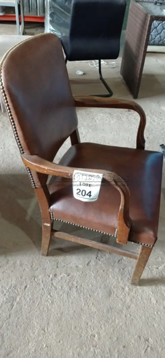 LOTE 204 - 01 CADEIRA ANTIGA DE ESCRITÓRIO. (NO ESTADO EM QUE SE ENCONTRA. SUJEITO A AVARIAS OCULTAS/VISÍVEIS.)
