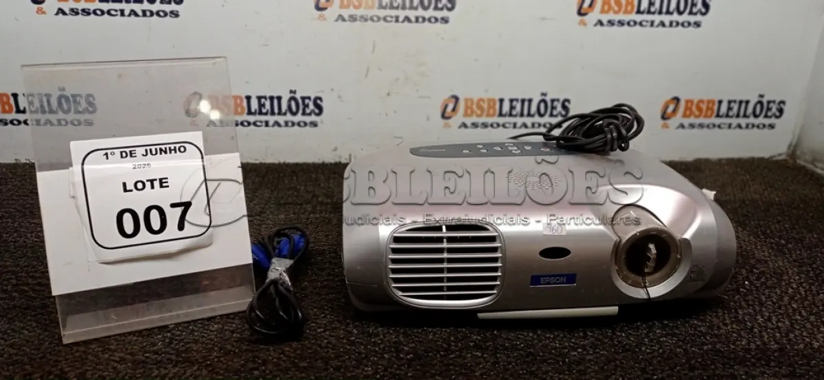 LOTE 007 - 01 PROJETOR COM CABOS DE FORÇA E VGA MARCA EPSON. (NO ESTADO) ATENÇÃO! FAZER A VISITAÇÃO ANTES DE ARREMATAR, NÃO SABEMOS SE FUNCIONA, LEILÃO NÃO TEM GARANTIA E NEM DEVOLUÇÃO, SUJEITO A POSSÍVEIS AVARIAS VISÍVEIS/OCULTAS E/OU AUSÊNCIA DE COMPONENTES.
