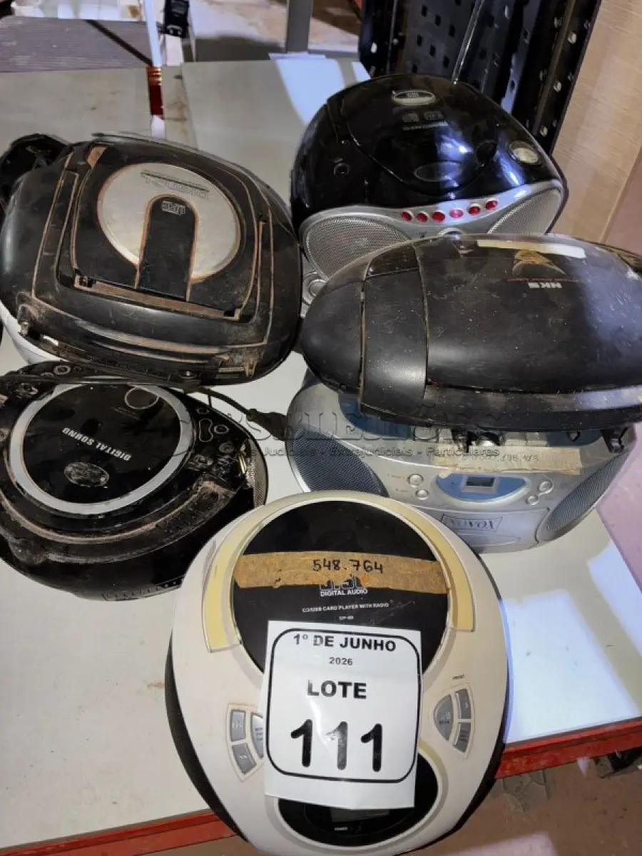 LOTE 111 - 07 APARELHOS DE SOM PORTÁTEIS DE MARCAS E MODELOS DIVERSOS. (NO ESTADO) ATENÇÃO! FAZER A VISITAÇÃO ANTES DE ARREMATAR, NÃO SABEMOS SE FUNCIONA, LEILÃO NÃO TEM GARANTIA E NEM DEVOLUÇÃO, SUJEITO A POSSÍVEIS AVARIAS VISÍVEIS/OCULTAS E/OU AUSÊNCIA DE COMPONENTES.