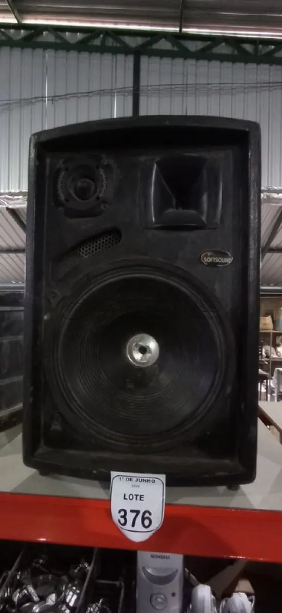 LOTE 376 - 01 CAIXA DE SOM ALTO FALANTE MARCA SOFTWSOUND. (NO ESTADO) ATENÇÃO! FAZER A VISITAÇÃO ANTES DE ARREMATAR, NÃO SABEMOS SE FUNCIONA, LEILÃO NÃO TEM GARANTIA E NEM DEVOLUÇÃO, SUJEITO A POSSÍVEIS AVARIAS VISÍVEIS/OCULTAS E/OU AUSÊNCIA DE COMPONENTES.