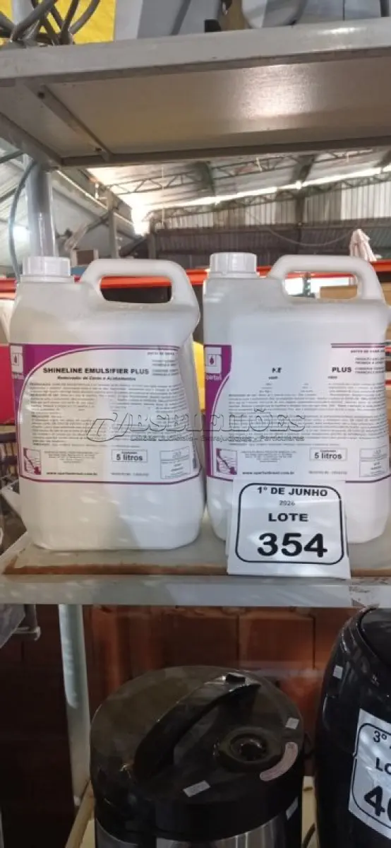 LOTE 354 - 02 GALÕES DE REMOVEDOR DE CERAS E ACABAMENTOS DE 5L CADA. (NO ESTADO) ATENÇÃO! FAZER A VISITAÇÃO ANTES DE ARREMATAR, NÃO SABEMOS SE FUNCIONA, LEILÃO NÃO TEM GARANTIA E NEM DEVOLUÇÃO, SUJEITO A POSSÍVEIS AVARIAS VISÍVEIS/OCULTAS E/OU AUSÊNCIA DE COMPONENTES.