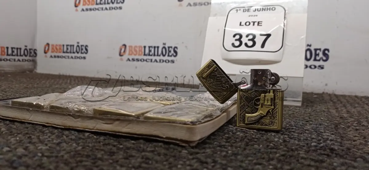 LOTE 337 - 01 KIT COM 12 ISQUEIROS TIPO ZIPPO PERSONALIZADOS ( PRODUTO NOVO). (NO ESTADO) ATENÇÃO! FAZER A VISITAÇÃO ANTES DE ARREMATAR, NÃO SABEMOS SE FUNCIONA, LEILÃO NÃO TEM GARANTIA E NEM DEVOLUÇÃO, SUJEITO A POSSÍVEIS AVARIAS VISÍVEIS/OCULTAS E/OU AUSÊNCIA DE COMPONENTES.