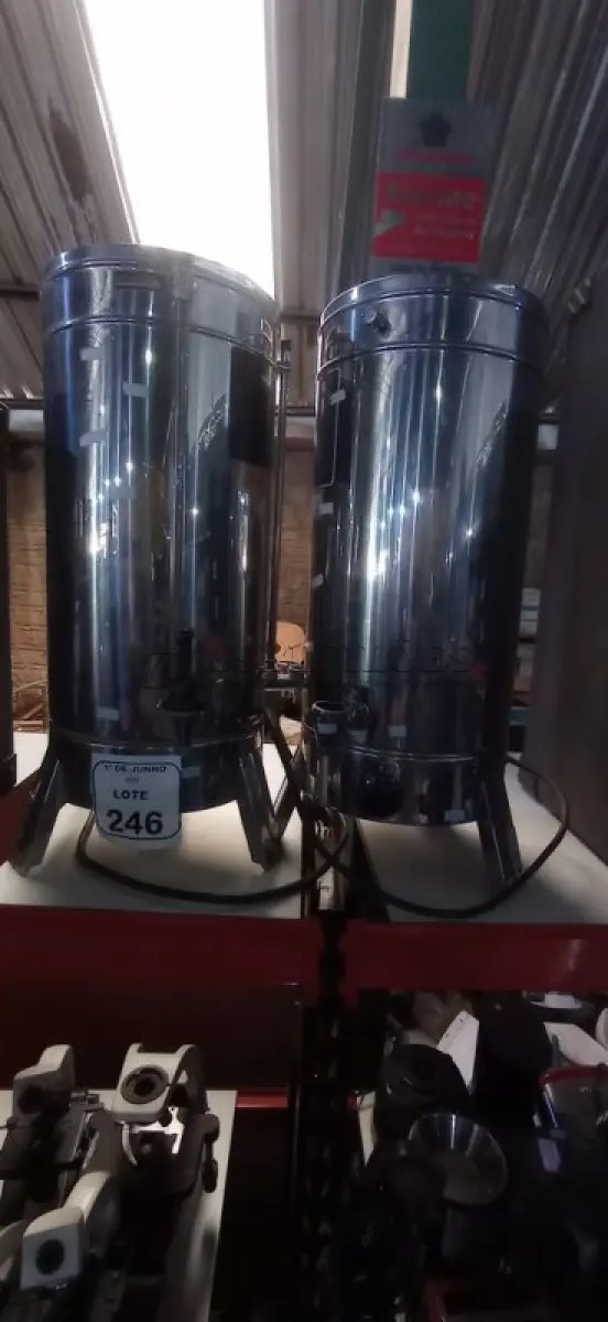 LOTE 246 - 02 CAFETEIRAS INDUSTRIAIS EM INOX. (NO ESTADO) ATENÇÃO! FAZER A VISITAÇÃO ANTES DE ARREMATAR, NÃO SABEMOS SE FUNCIONA, LEILÃO NÃO TEM GARANTIA E NEM DEVOLUÇÃO, SUJEITO A POSSÍVEIS AVARIAS VISÍVEIS/OCULTAS E/OU AUSÊNCIA DE COMPONENTES.