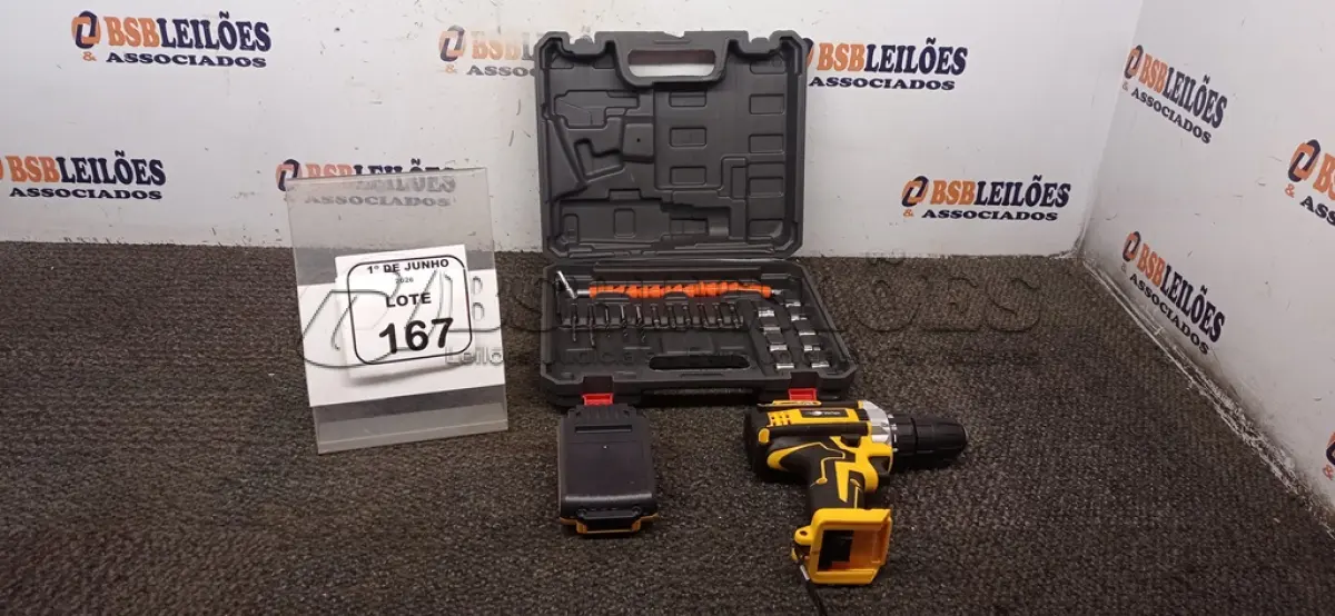 LOTE 167 - 01 PARAFUSADEIRA A BATERIA 21V COM BITS E MALETA. (NO ESTADO) ATENÇÃO! FAZER A VISITAÇÃO ANTES DE ARREMATAR, NÃO SABEMOS SE FUNCIONA, LEILÃO NÃO TEM GARANTIA E NEM DEVOLUÇÃO, SUJEITO A POSSÍVEIS AVARIAS VISÍVEIS/OCULTAS E/OU AUSÊNCIA DE COMPONENTES.