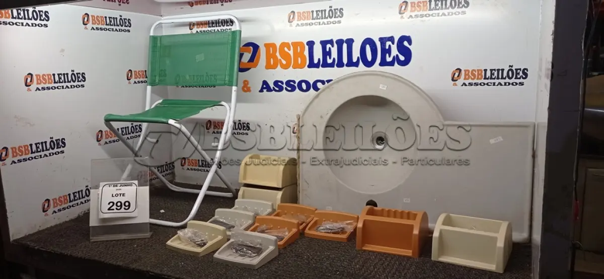 LOTE 299 - 01 PIA, 01 BANCO DOBRÁVEL E VÁRIAS SABONETEIRAS DE PLÁSTICO. (NO ESTADO) ATENÇÃO! FAZER A VISITAÇÃO ANTES DE ARREMATAR, NÃO SABEMOS SE FUNCIONA, LEILÃO NÃO TEM GARANTIA E NEM DEVOLUÇÃO, SUJEITO A POSSÍVEIS AVARIAS VISÍVEIS/OCULTAS E/OU AUSÊNCIA DE COMPONENTES.