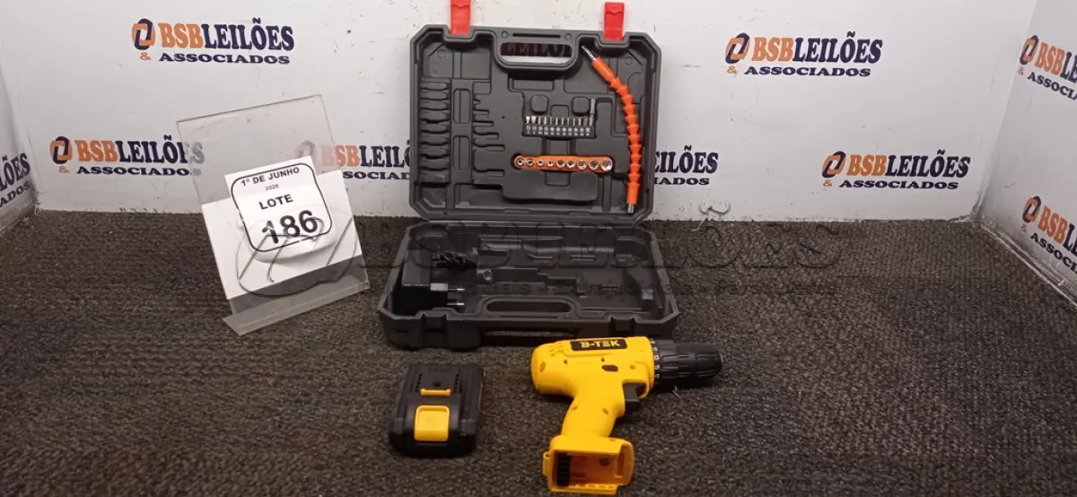 LOTE 186 - 01 PARAFUSADEIRA 36V A BATERIA COM MALETA E ACESSÓRIOS PRODUTO NOVO. (NO ESTADO) ATENÇÃO! FAZER A VISITAÇÃO ANTES DE ARREMATAR, NÃO SABEMOS SE FUNCIONA, LEILÃO NÃO TEM GARANTIA E NEM DEVOLUÇÃO, SUJEITO A POSSÍVEIS AVARIAS VISÍVEIS/OCULTAS E/OU AUSÊNCIA DE COMPONENTES.