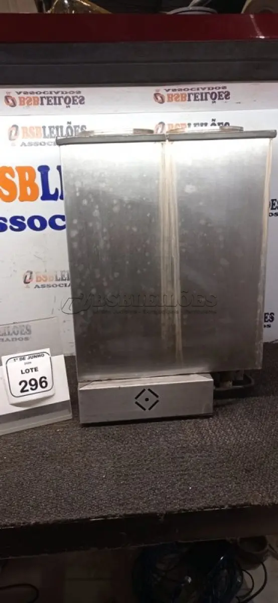 LOTE 296 - 01 CAFETEIRA INDUSTRIAL EM INOX. (NO ESTADO) ATENÇÃO! FAZER A VISITAÇÃO ANTES DE ARREMATAR, NÃO SABEMOS SE FUNCIONA, LEILÃO NÃO TEM GARANTIA E NEM DEVOLUÇÃO, SUJEITO A POSSÍVEIS AVARIAS VISÍVEIS/OCULTAS E/OU AUSÊNCIA DE COMPONENTES.