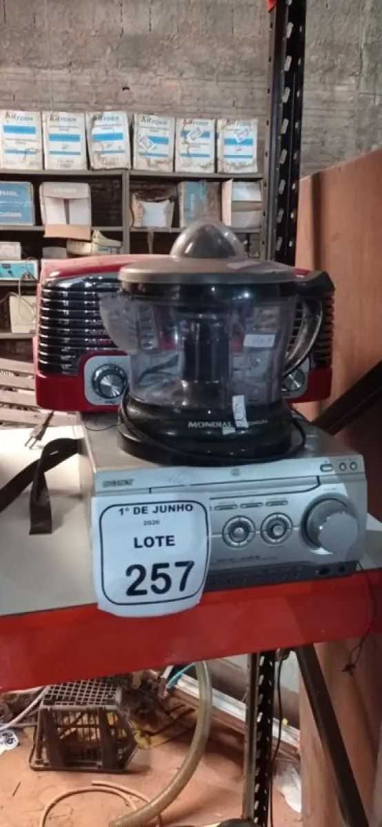 LOTE 257 - 01 MINI SYSTEM MODELO MHC-W25 MARCA SONY, 01 APARELHO DE SOM MARCA SONY, 01 VITROLA MODELO HARMONY MARCA RAVEO E 01 ESPREMEDOR DE FRUTAS MARCA MONDIAL. (NO ESTADO) ATENÇÃO! FAZER A VISITAÇÃO ANTES DE ARREMATAR, NÃO SABEMOS SE FUNCIONA, LEILÃO NÃO TEM GARANTIA E NEM DEVOLUÇÃO, SUJEITO A POSSÍVEIS AVARIAS VISÍVEIS/OCULTAS E/OU AUSÊNCIA DE COMPONENTES.