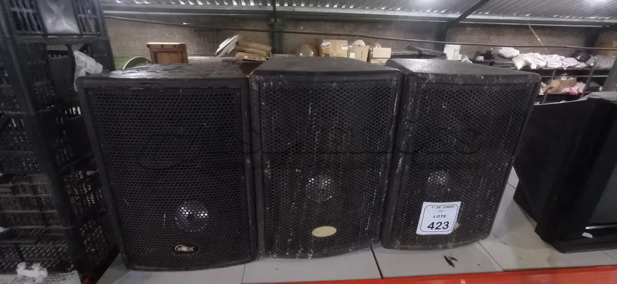 LOTE 423 - 03 CAIXAS DE SOM ALTO FALANTE. (NO ESTADO) ATENÇÃO! FAZER A VISITAÇÃO ANTES DE ARREMATAR, NÃO SABEMOS SE FUNCIONA, LEILÃO NÃO TEM GARANTIA E NEM DEVOLUÇÃO, SUJEITO A POSSÍVEIS AVARIAS VISÍVEIS/OCULTAS E/OU AUSÊNCIA DE COMPONENTES.